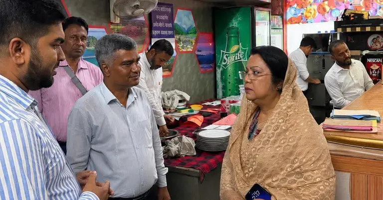 ক্যান্টিনে আকস্মিক পরিদর্শনে বিমানমন্ত্রী